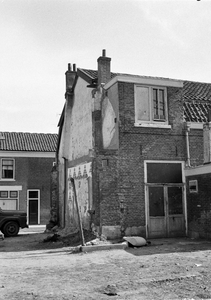 58308 Gezicht op de zij- en achtergevel van het huis Herenweg 96 te Utrecht, op de achtergrond de gedeeltelijke ...
